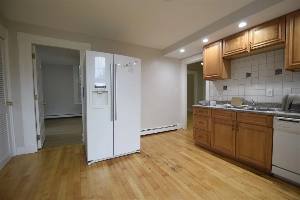 3 bed, 1 bath apartment for rent at 24 Saint James St Unit 24, Newton — photo 3 of 20