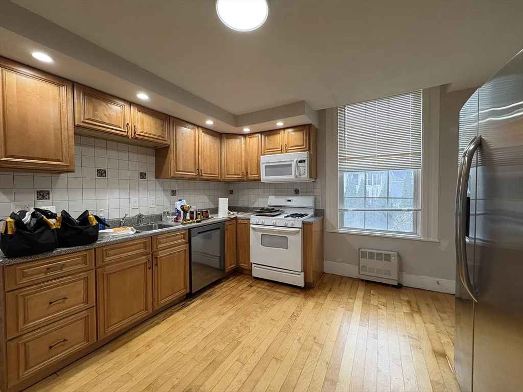 3 bed, 1 bath apartment for rent at 24 Saint James St Unit 24, Newton — photo 1 of 20