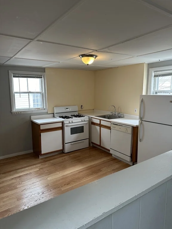 2 bed, 1 bath apartment for rent at 24 School St, Newton — photo 3 of 9