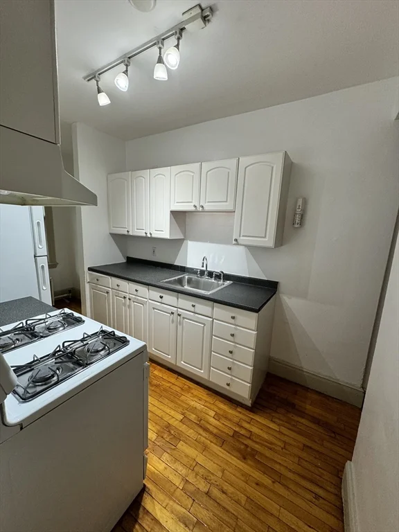 1 bed, 1 bath apartment for rent at 24 Sidlaw Rd Unit 8, Brighton — photo 5 of 21
