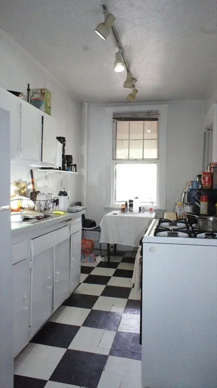 Studio bed, 1 bath apartment for rent at 24 Sidlaw Rd Unit 9, Brighton — photo 4 of 5