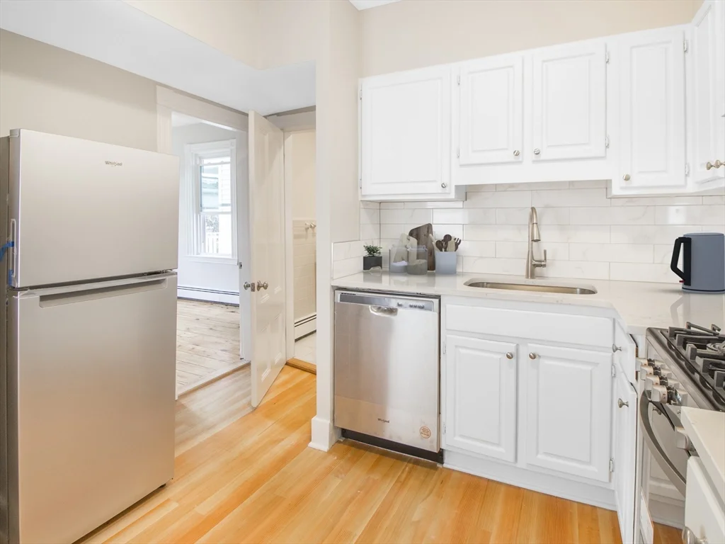 2 bed, 1 bath apartment for rent at 24 Suffolk St Unit 2, The Port — photo 2 of 12