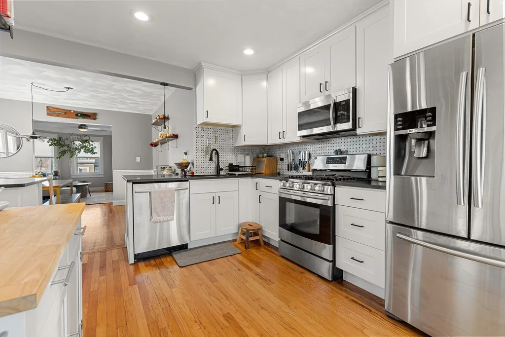 3 bed, 1 bath apartment for rent at 24 Thelma Unit Penthouse, Dorchester — photo 5 of 17