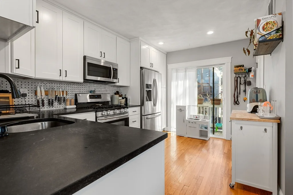 3 bed, 1 bath apartment for rent at 24 Thelma Unit Penthouse, Dorchester — photo 6 of 17