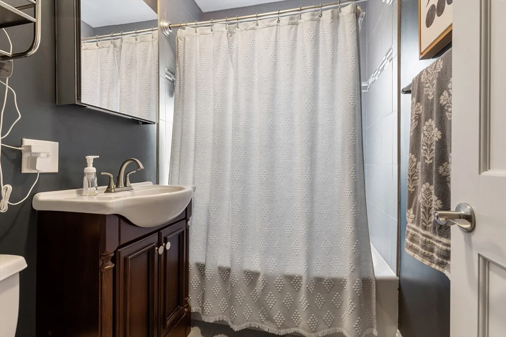 3 bed, 1 bath apartment for rent at 24 Thelma Unit Penthouse, Dorchester — photo 14 of 17