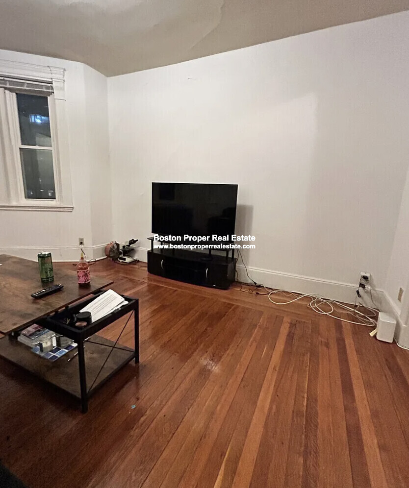 4 bed, 1 bath apartment for rent at 24 Westland Ave Unit 1, Fenway — photo 2 of 14
