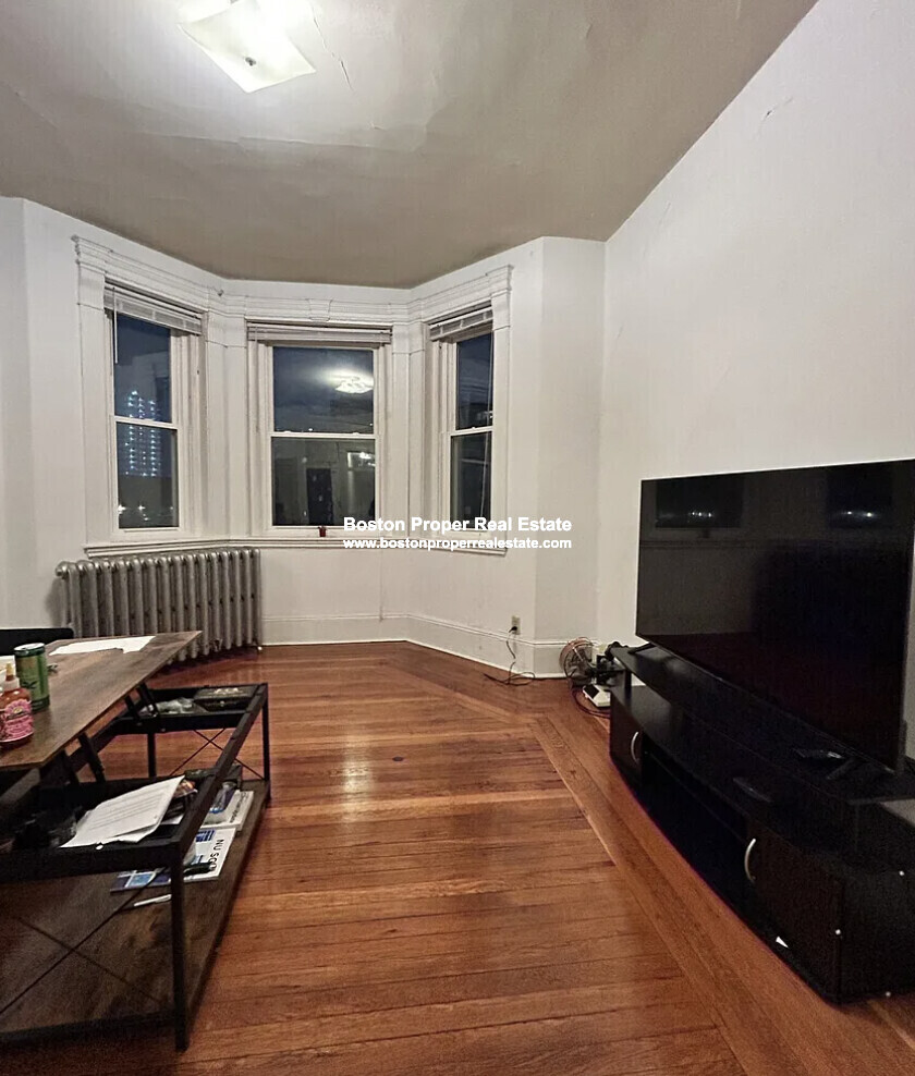 4 bed, 1 bath apartment for rent at 24 Westland Ave Unit 1, Fenway — photo 4 of 14