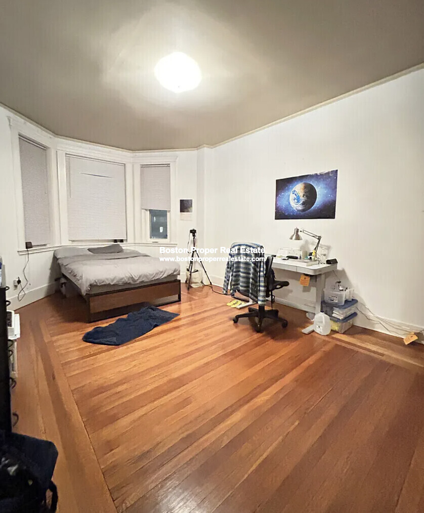 4 bed, 1 bath apartment for rent at 24 Westland Ave Unit 1, Fenway — photo 5 of 14