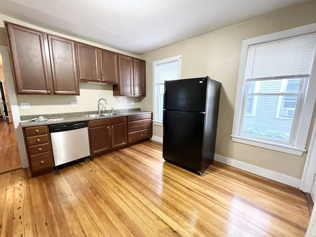 4 bed, 1 bath apartment for rent at 24 Willis St Unit 1, Dorchester — photo 1 of 11