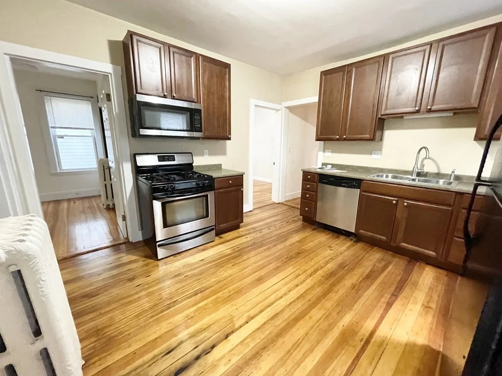 4 bed, 1 bath apartment for rent at 24 Willis St Unit 1, Dorchester — photo 2 of 11