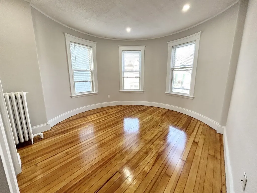 4 bed, 1 bath apartment for rent at 24 Willis St Unit 2, Dorchester — photo 4 of 10