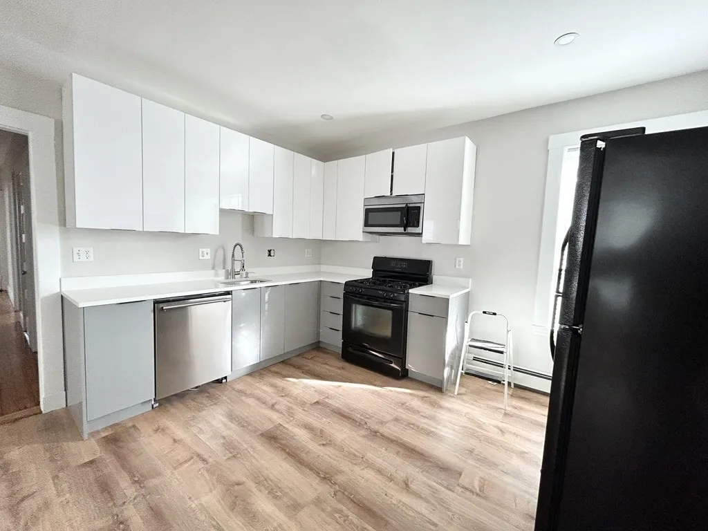 4 bed, 1 bath apartment for rent at 24 Willis St Unit 2, Dorchester — photo 2 of 10