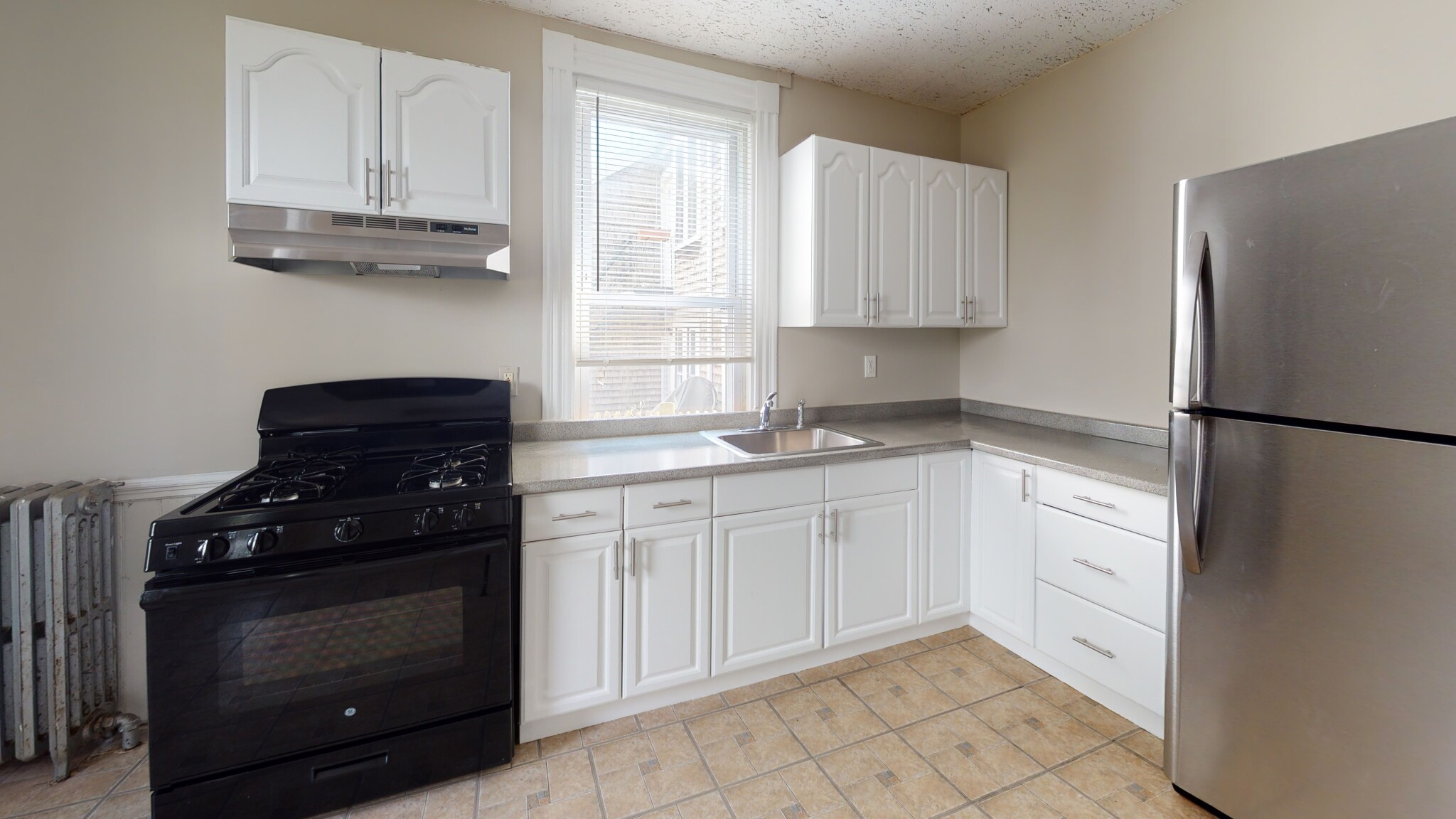 2 bed, 1 bath apartment for rent at 240 Cypress St Unit 1, Brookline — photo 2 of 9