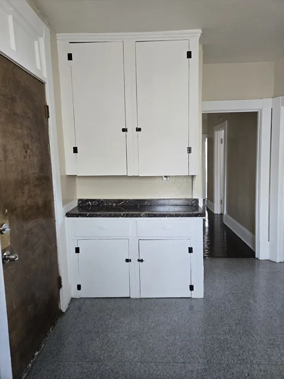 2 bed, 1 bath apartment for rent at 240 Locust St Unit 4L, Springfield — photo 5 of 12