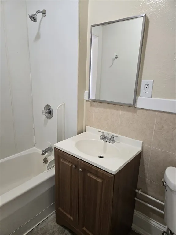 2 bed, 1 bath apartment for rent at 240 Locust St Unit 4L, Springfield — photo 4 of 12