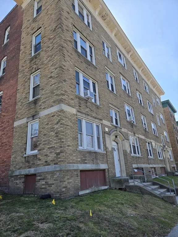 2 bed, 1 bath apartment for rent at 240 Locust St Unit 4L, Springfield — photo 1 of 12