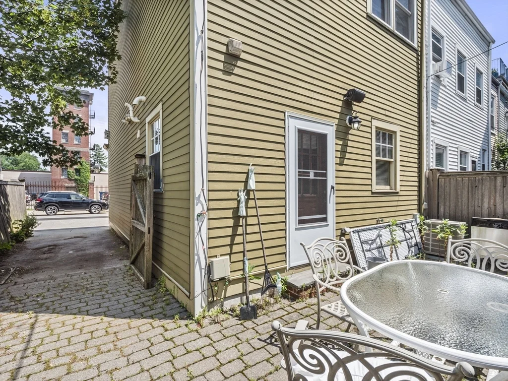 3 bed, 1 bath apartment for rent at 241 K Unit 241, South Boston — photo 32 of 37