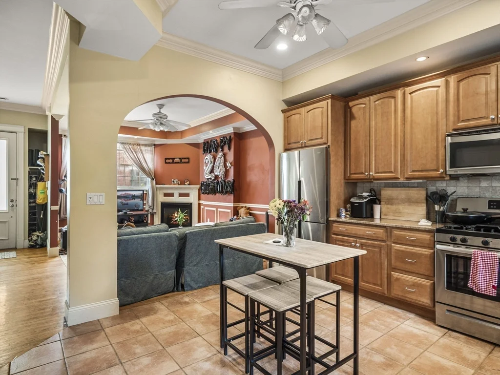 3 bed, 1 bath apartment for rent at 241 K Unit 241, South Boston — photo 6 of 37