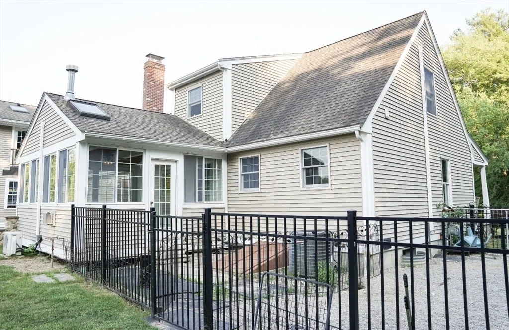 3 bed, 2 bath apartment for rent at 241 New Bedford Rd, Rochester — photo 4 of 28