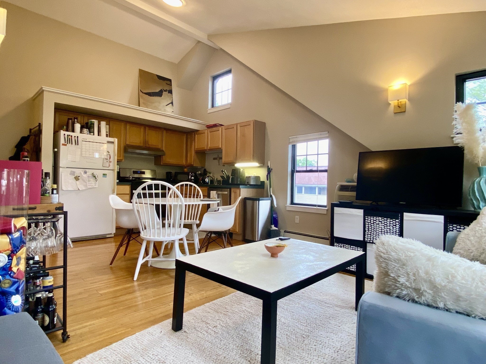 3 bed, 2 bath apartment for rent at 241 River St Unit 10, Riverside — photo 3 of 17