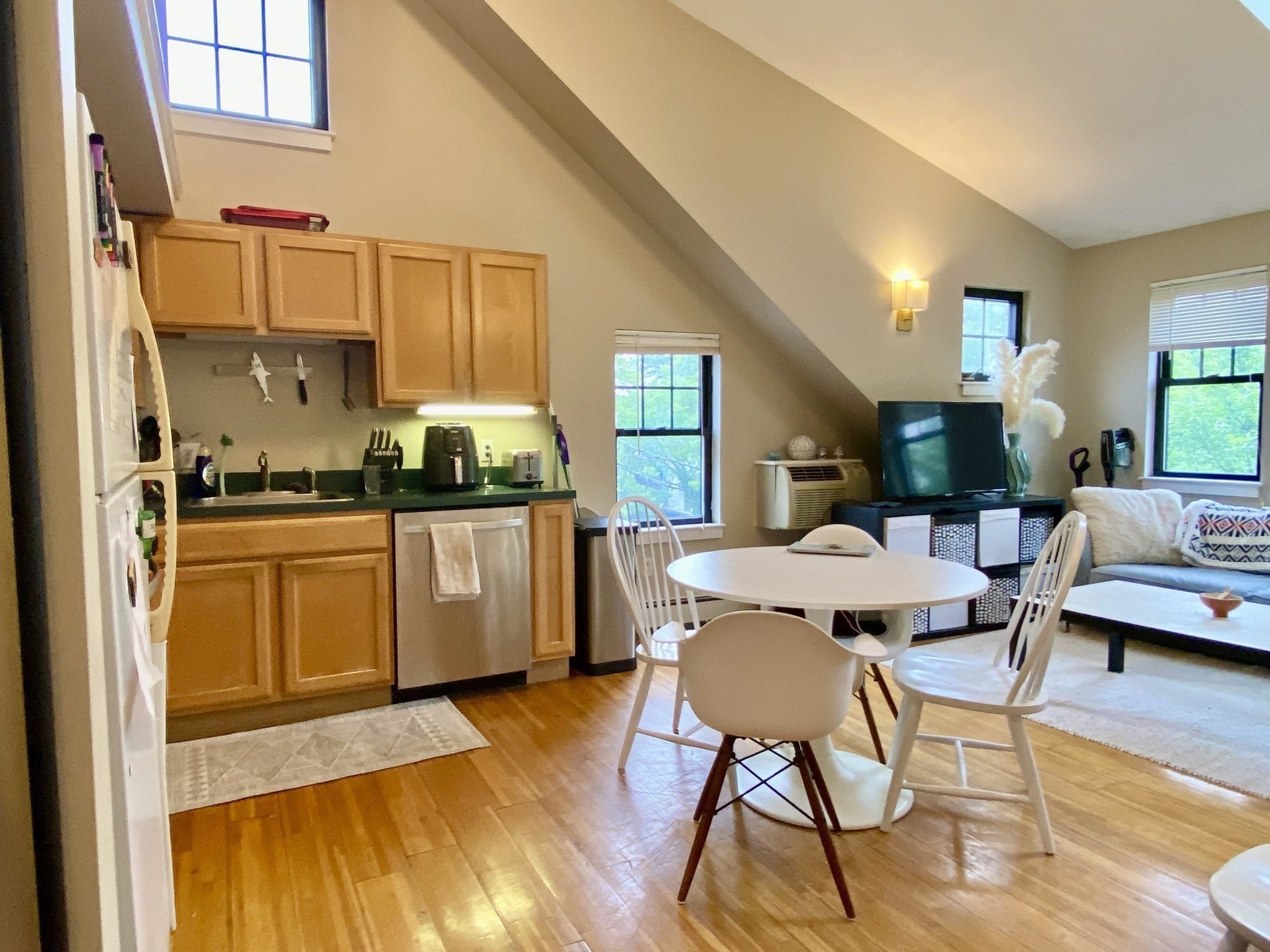 3 bed, 2 bath apartment for rent at 241 River St Unit 10, Riverside — photo 4 of 17
