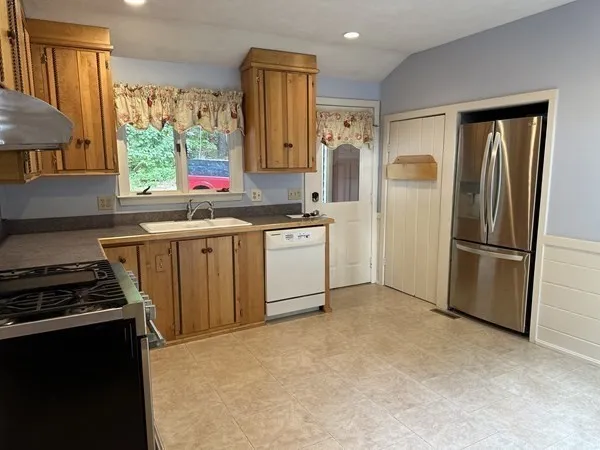 3 bed, 2 bath apartment for rent at 241 South St, Medfield — photo 3 of 13