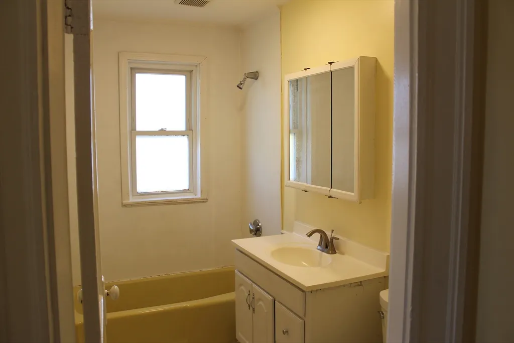 2 bed, 1 bath apartment for rent at 242 Newbury Ave Unit 2, North Quincy — photo 5 of 6
