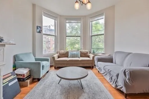 3 bed, 1 bath apartment for rent at 242 Newbury St Unit 2, Back Bay — photo 3 of 10