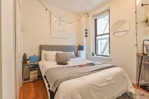 3 bed, 1 bath apartment for rent at 242 Newbury St Unit 2, Back Bay — photo 6 of 10