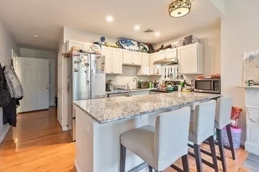 3 bed, 1 bath apartment for rent at 242 Newbury St Unit 2, Back Bay — photo 4 of 10