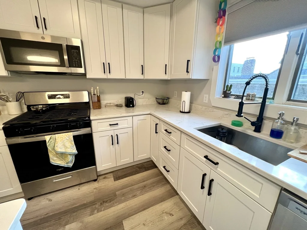 3 bed, 2 bath apartment for rent at 242 W 3rd St Unit 2, South Boston — photo 3 of 21