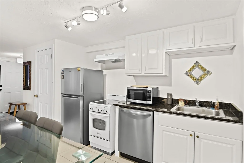 1 bed, 1 bath apartment for rent at 243 Lake St Unit 1, Waltham — photo 1 of 11