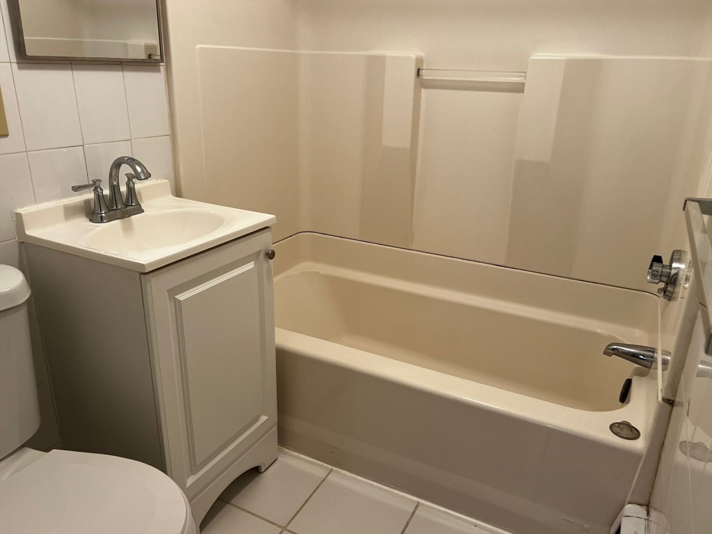 1 bed, 1 bath apartment for rent at 243 Lake St Unit 2, Waltham — photo 8 of 9