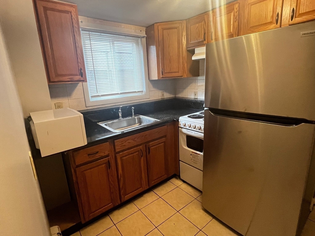 1 bed, 1 bath apartment for rent at 243 Lake St Unit 2, Waltham — photo 3 of 9