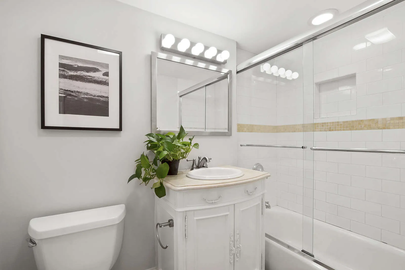 3 bed, 2 bath apartment for rent at 244 Beacon St Unit 1B, Back Bay — photo 9 of 11