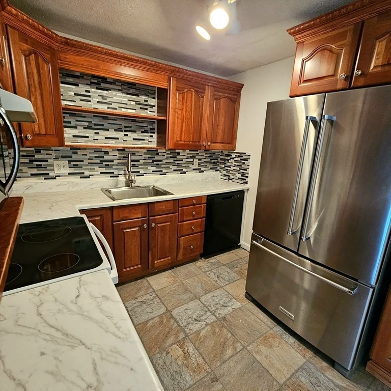 2 bed, 1 bath apartment for rent at 245 Boston Post Rd Unit 7, Marlborough — photo 2 of 10