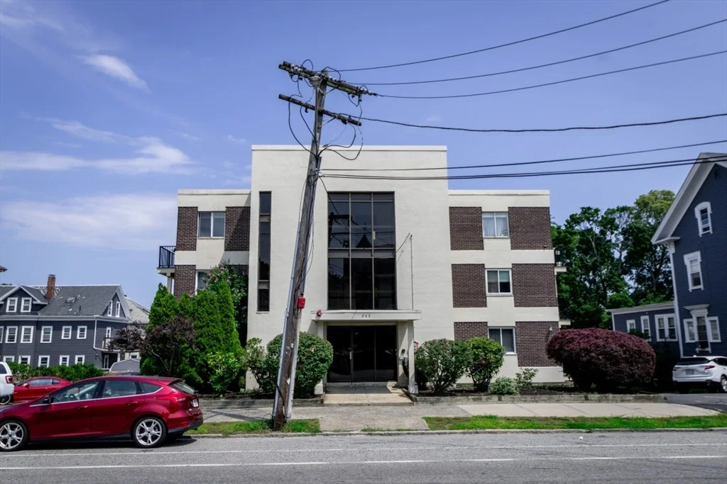 2 bed, 1 bath apartment for rent at 245 Lafayette St Unit 2D, Salem — photo 1 of 17
