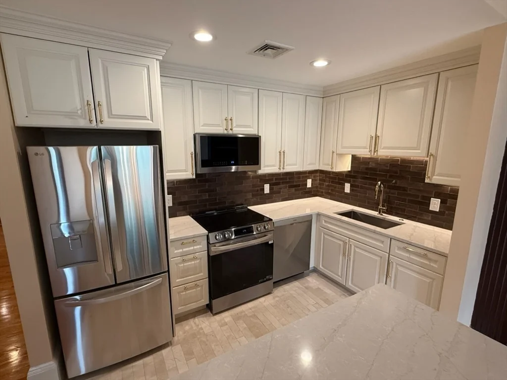 3 bed, 2 bath apartment for rent at 246 Commonwealth Ave Unit 3, Back Bay — photo 3 of 11