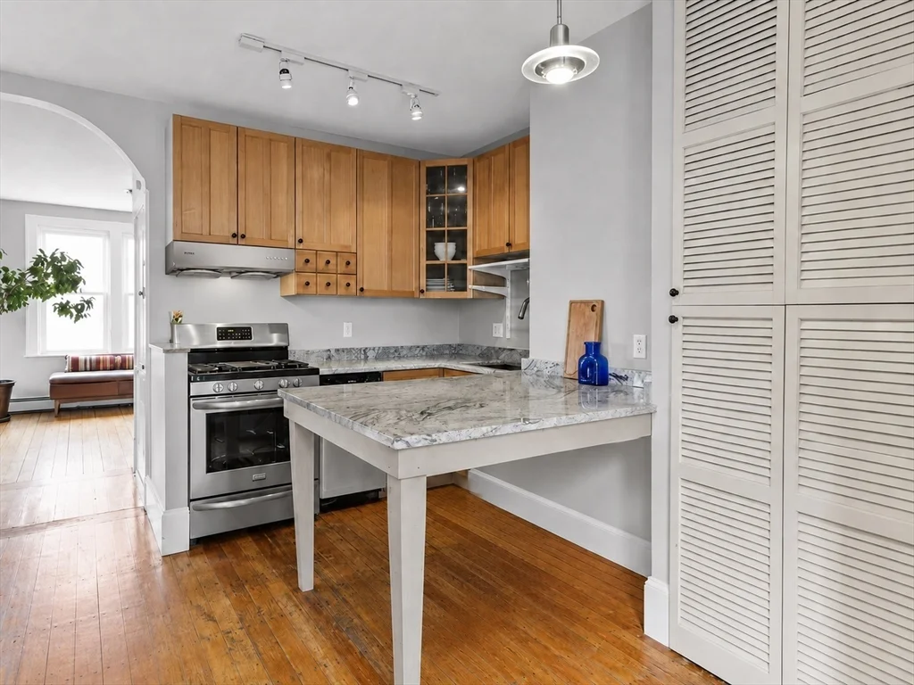 3 bed, 2 bath apartment for rent at 246 Cypress St Unit 4, Brookline — photo 9 of 33