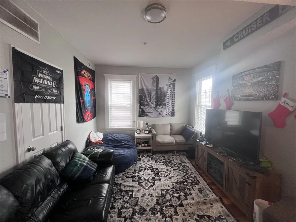 5 bed, 2 bath apartment for rent at 247 L St Unit 2, South Boston — photo 4 of 24