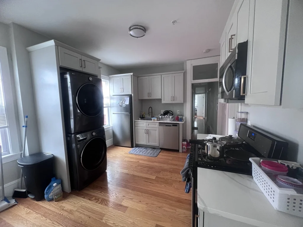 5 bed, 2 bath apartment for rent at 247 L St Unit 3, South Boston — photo 2 of 19