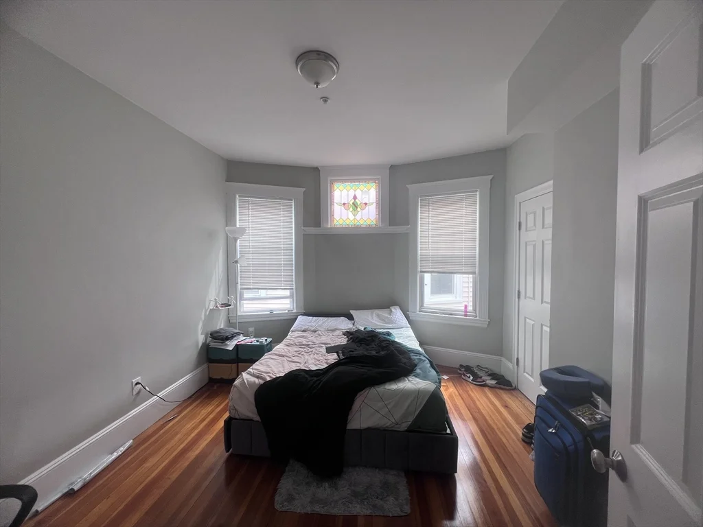 5 bed, 2 bath apartment for rent at 247 L St Unit 3, South Boston — photo 4 of 19