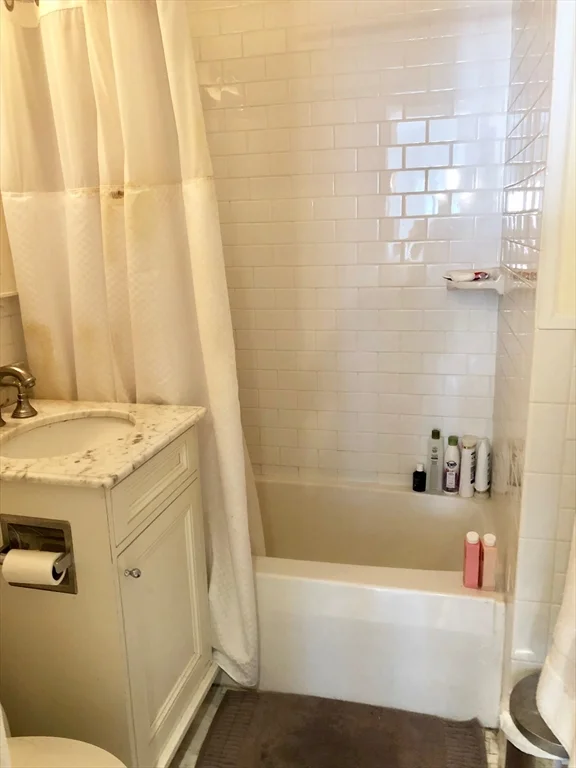 1 bed, 1 bath apartment for rent at 247 Newbury St Unit 2R, Back Bay — photo 5 of 7
