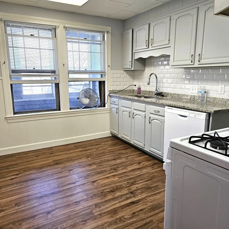 3 bed, 1 bath apartment for rent at 248 N Beacon St Unit 1, Watertown — photo 4 of 14