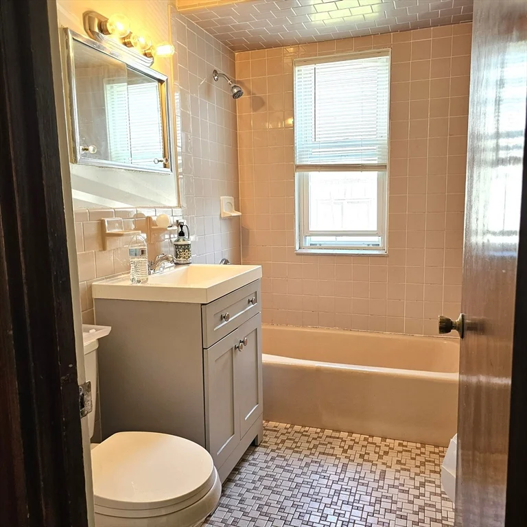 3 bed, 1 bath apartment for rent at 248 N Beacon St Unit 1, Watertown — photo 10 of 14