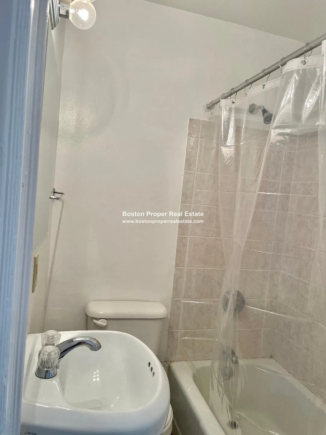 Studio bed, 1 bath apartment for rent at 248 Newbury St Unit 4, Back Bay — photo 5 of 12