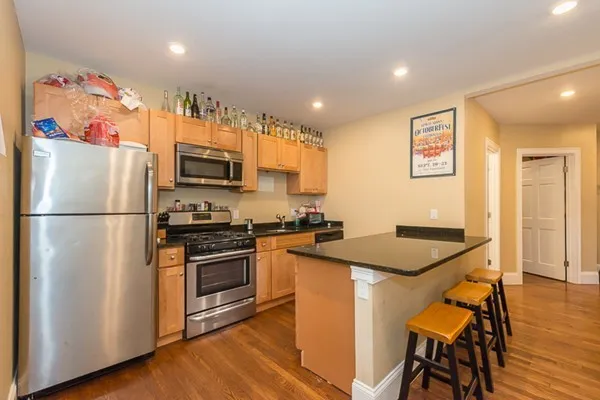 6 bed, 3 bath apartment for rent at 248 Parker Hill Ave Unit 1, Mission Hill — photo 2 of 13