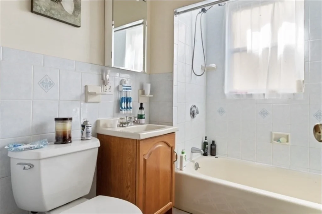3 bed, 1 bath apartment for rent at 248 Spring St Unit 1, Medford — photo 2 of 7