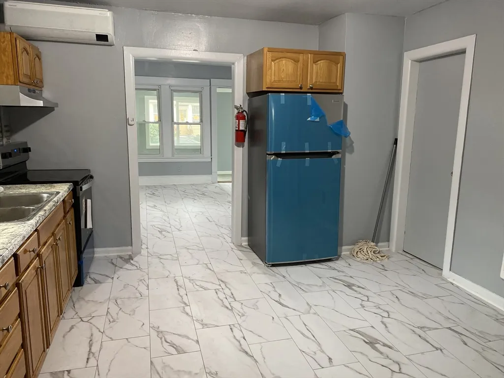 3 bed, 1 bath apartment for rent at 249 Commonwealth Ave Unit 1, Springfield — photo 3 of 11