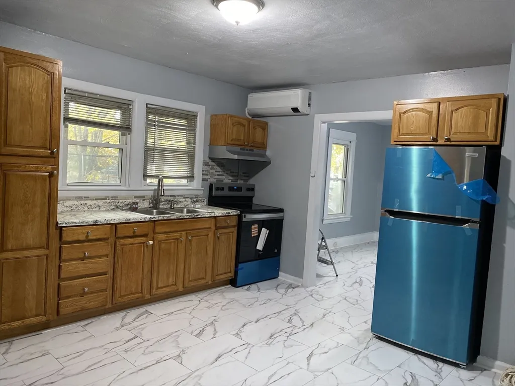 3 bed, 1 bath apartment for rent at 249 Commonwealth Ave Unit 1, Springfield — photo 1 of 11